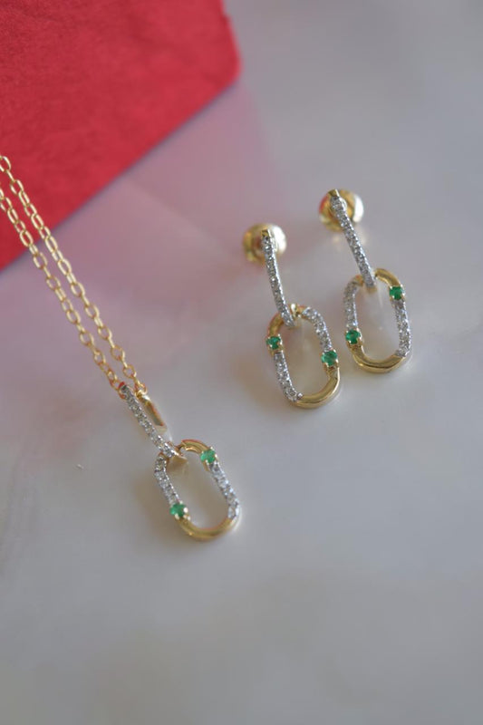 Juego de oro tipo paperclip con diamantes y esmeraldas naturales con cadena